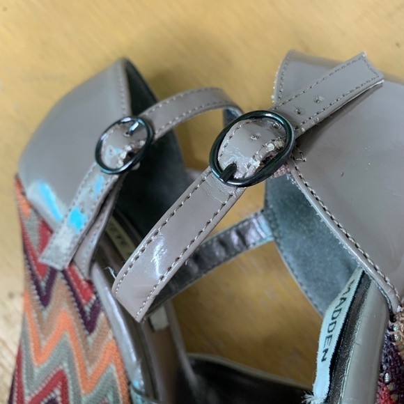 Steve Madden Tan Faux Leather Wedges With Patterned Embroidered Bottoms Size 6.5 - Picture 10 of 11